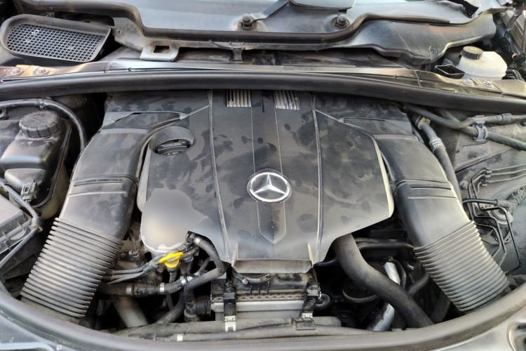 Used Mercedes-Benz R-Class 2014 R 320 4MATIC Business Model Engine Bay