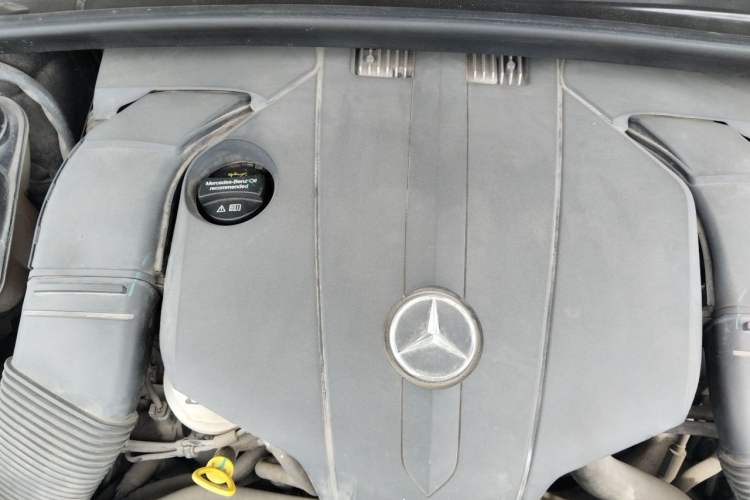 Used Mercedes-Benz R-Class 2014 R 320 4MATIC Business Model Engine Bay