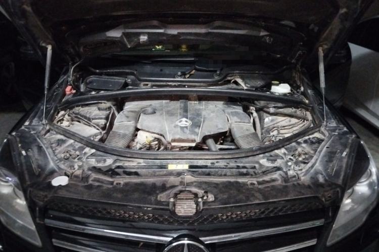 Used Mercedes-Benz R-Class 2014 R 320 4MATIC Luxury Model Engine Bay