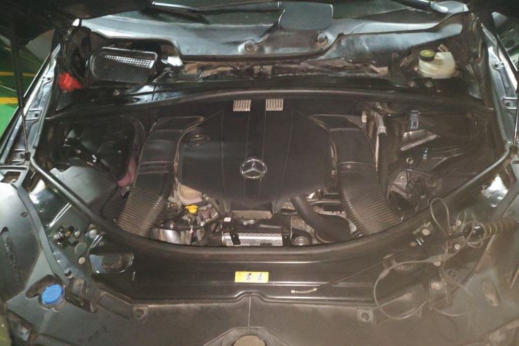 Used Mercedes-Benz R-Class 2014 R 320 4MATIC Luxury Model Engine Bay