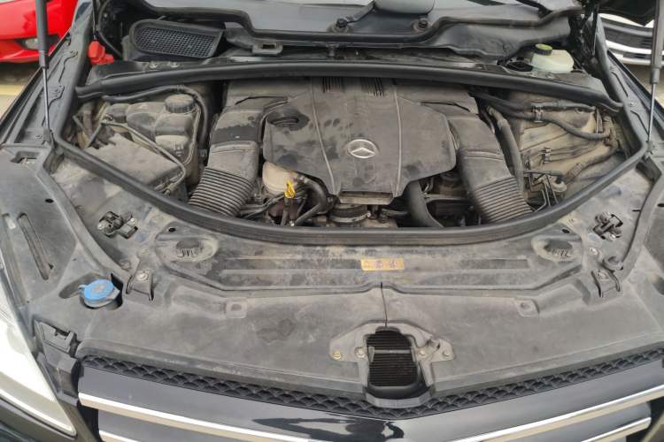 Used Mercedes-Benz R-Class 2014 R 320 4MATIC Luxury Model Engine Bay
