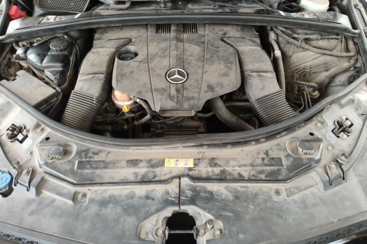 Used Mercedes-Benz R-Class 2014 R 400 4MATIC Luxury Model Engine Bay