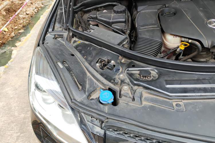 Used Mercedes-Benz R-Class 2014 R 320 4MATIC Business Model Engine Bay Right
