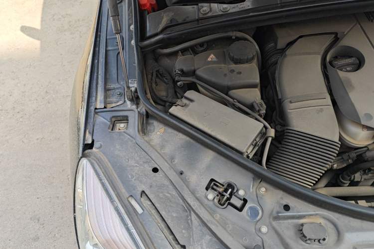 Used Mercedes-Benz R-Class 2014 R 320 4MATIC Business Model Engine Bay Right