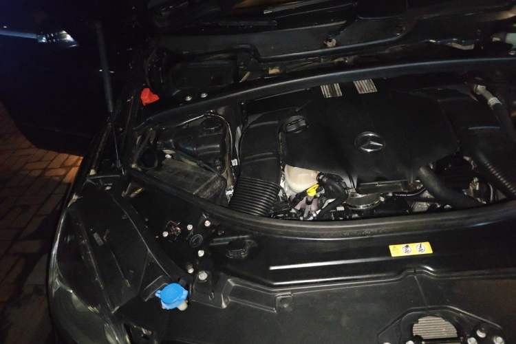 Used Mercedes-Benz R-Class 2014 R 320 4MATIC Luxury Model Engine Bay Right