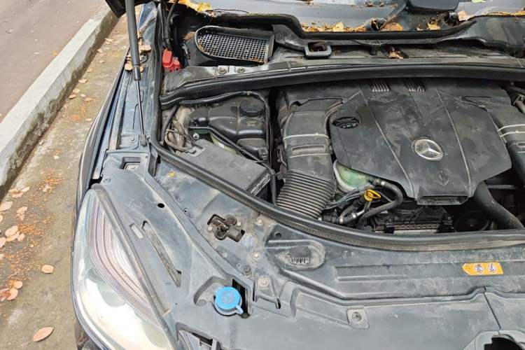 Used Mercedes-Benz R-Class 2014 R 320 4MATIC Luxury Model Engine Bay Right