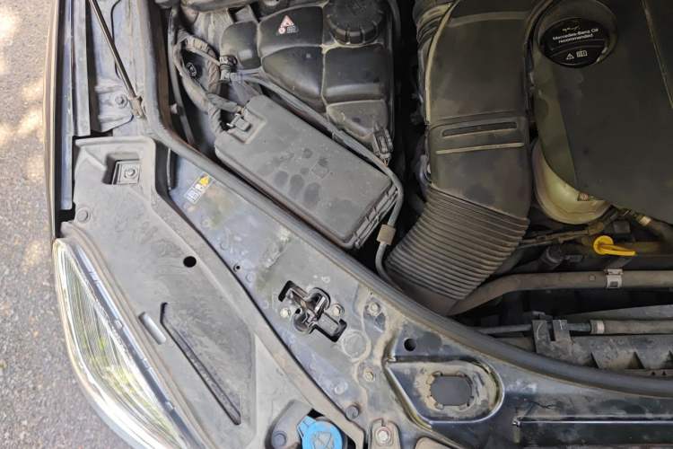 Used Mercedes-Benz R-Class 2014 R 320 4MATIC Business Model Engine Bay Right