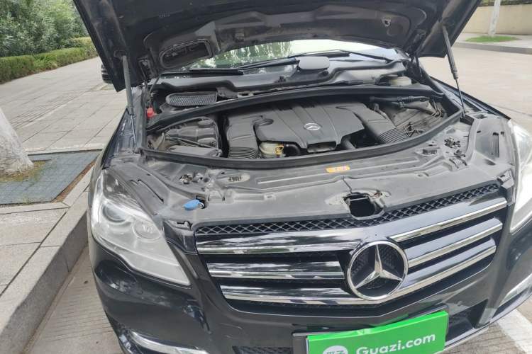 Used Mercedes-Benz R-Class 2014 R 400 4MATIC Luxury Model Engine Bay Right