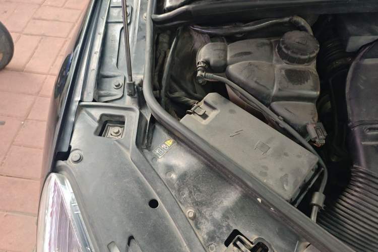 Used Mercedes-Benz R-Class 2014 R 320 4MATIC Luxury Model Engine Bay Right