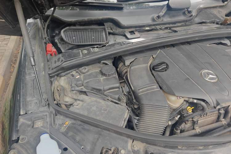 Used Mercedes-Benz R-Class 2014 R 400 4MATIC Luxury Model Engine Bay Right