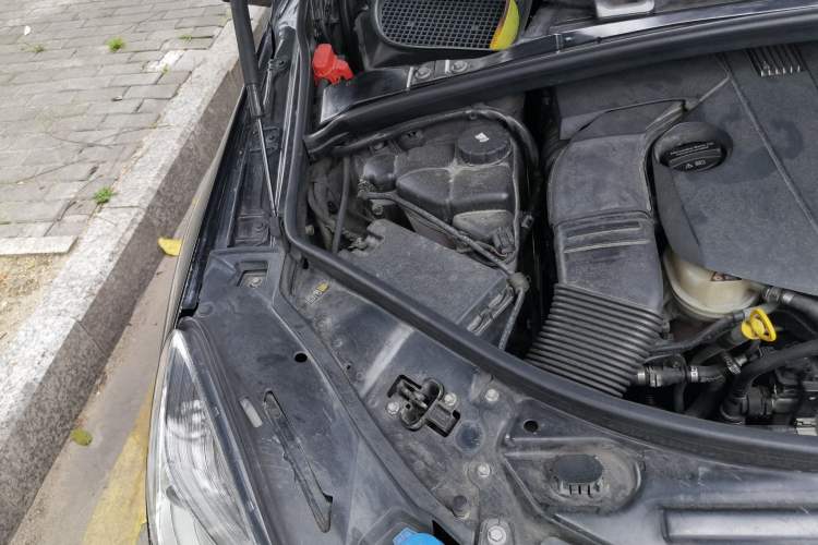 Used Mercedes-Benz R-Class 2014 R 320 4MATIC Luxury Model Engine Bay Right
