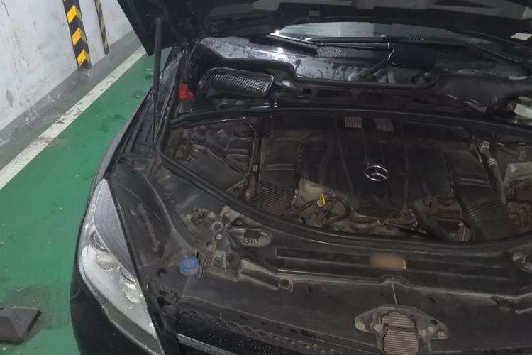 Used Mercedes-Benz R-Class 2014 R 320 4MATIC Luxury Model Engine Bay Right