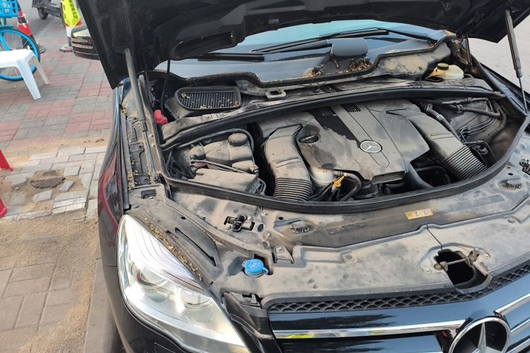 Used Mercedes-Benz R-Class 2014 R 320 4MATIC Luxury Model Engine Bay Right