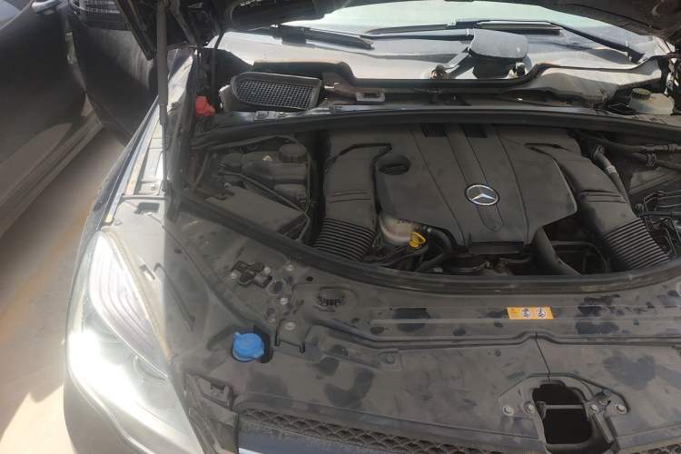 Used Mercedes-Benz R-Class 2014 R 320 4MATIC Luxury Model Engine Bay Right