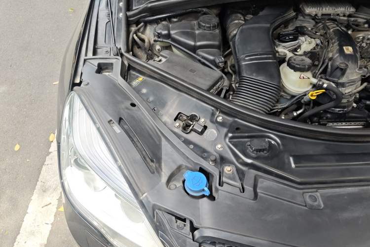Used Mercedes-Benz R-Class 2014 R 320 4MATIC Business Model Engine Bay Right