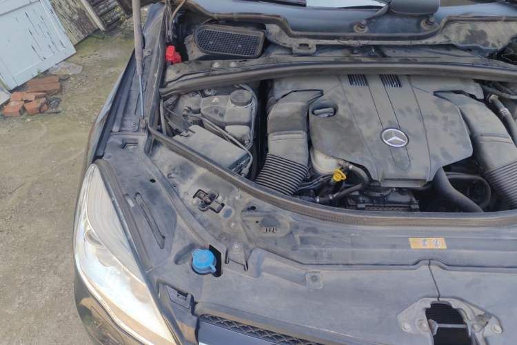 Used Mercedes-Benz R-Class 2014 R 320 4MATIC Luxury Model Engine Bay Right
