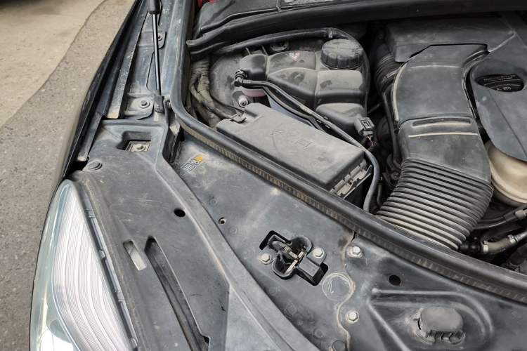 Used Mercedes-Benz R-Class 2014 R 320 4MATIC Business Model Engine Bay Right