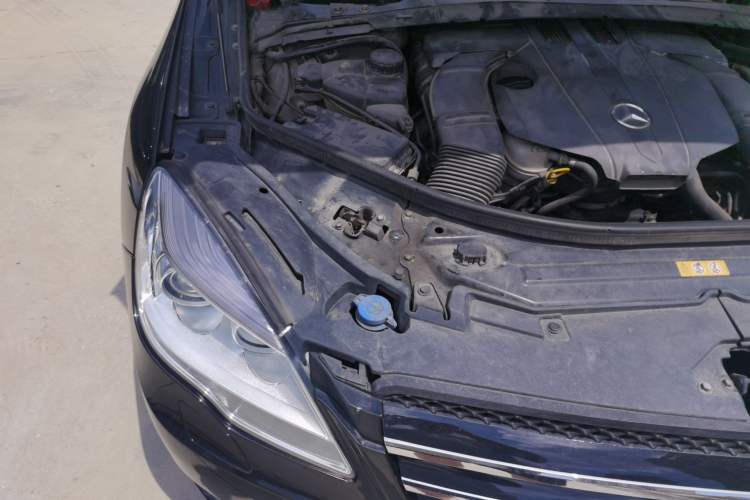 Used Mercedes-Benz R-Class 2014 R 320 4MATIC Luxury Model Engine Bay Right
