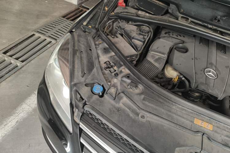 Used Mercedes-Benz R-Class 2014 R 320 4MATIC Business Model Engine Bay Right