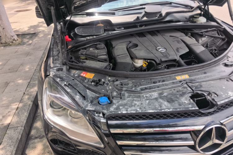 Used Mercedes-Benz R-Class 2014 R 400 4MATIC Luxury Model Engine Bay Right