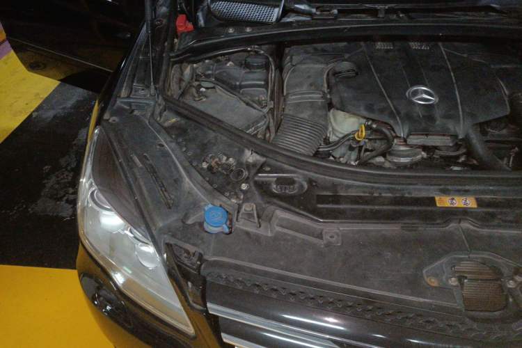 Used Mercedes-Benz R-Class 2014 R 400 4MATIC Business Model Engine Bay Right