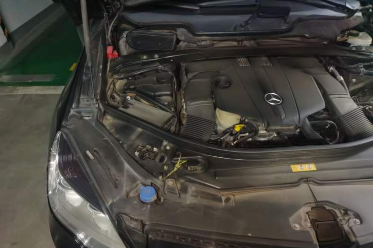 Used Mercedes-Benz R-Class 2014 R 320 4MATIC Luxury Model Engine Bay Right