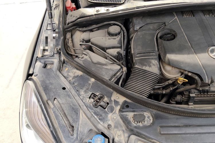 Used Mercedes-Benz R-Class 2014 R 320 4MATIC Luxury Model Engine Bay Right