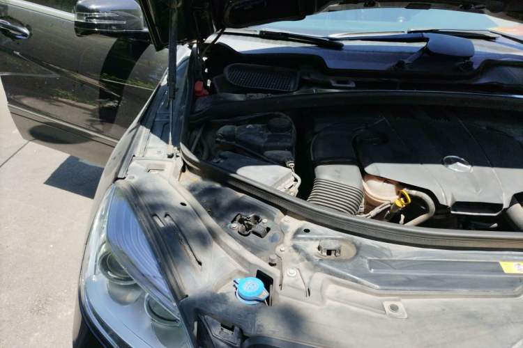 Used Mercedes-Benz R-Class 2014 R 320 4MATIC Luxury Model Engine Bay Right
