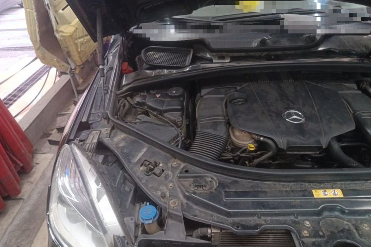 Used Mercedes-Benz R-Class 2014 R 320 4MATIC Luxury Model Engine Bay Right