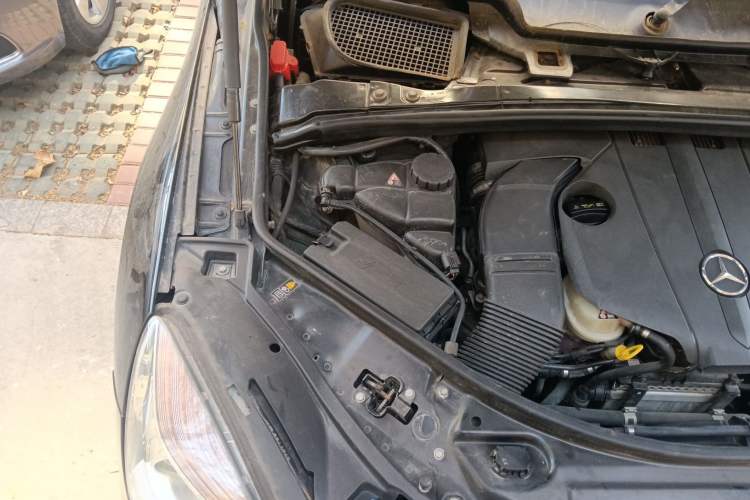Used Mercedes-Benz R-Class 2014 R 320 4MATIC Luxury Model Engine Bay Right