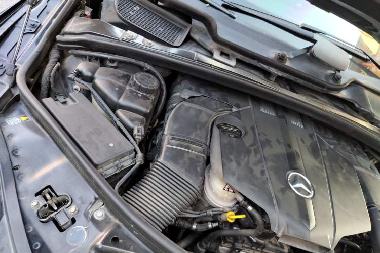 Used Mercedes-Benz R-Class 2014 R 320 4MATIC Business Model Engine Bay Right