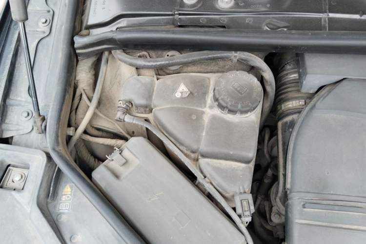 Used Mercedes-Benz R-Class 2014 R 320 4MATIC Business Model Engine Bay Right