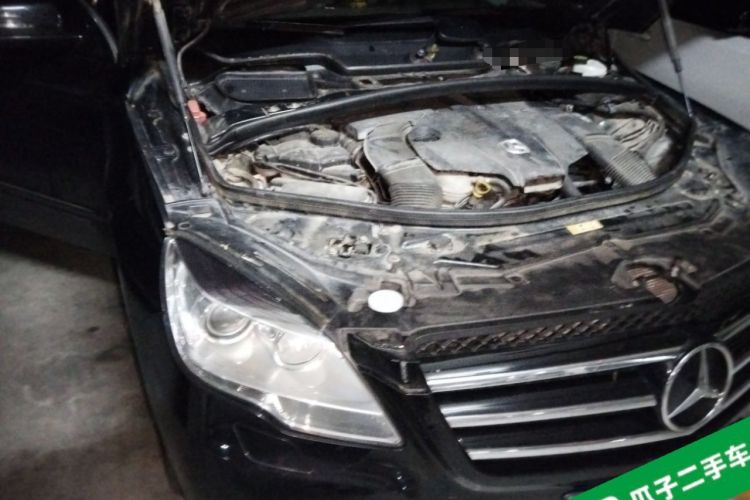 Used Mercedes-Benz R-Class 2014 R 320 4MATIC Luxury Model Engine Bay Right