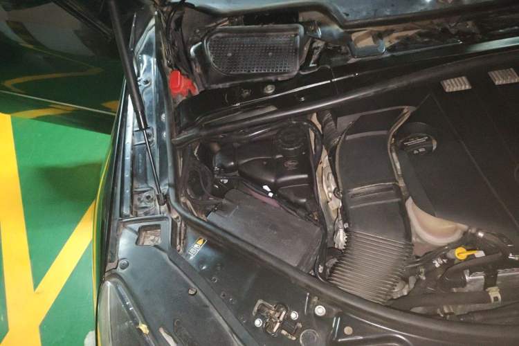 Used Mercedes-Benz R-Class 2014 R 320 4MATIC Luxury Model Engine Bay Right