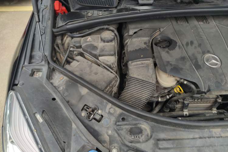 Used Mercedes-Benz R-Class 2014 R 320 4MATIC Luxury Model Engine Bay Right