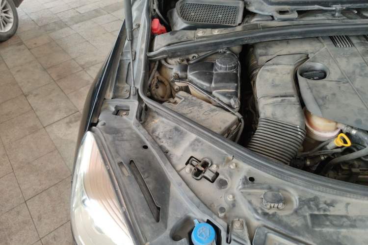 Used Mercedes-Benz R-Class 2014 R 400 4MATIC Luxury Model Engine Bay Right