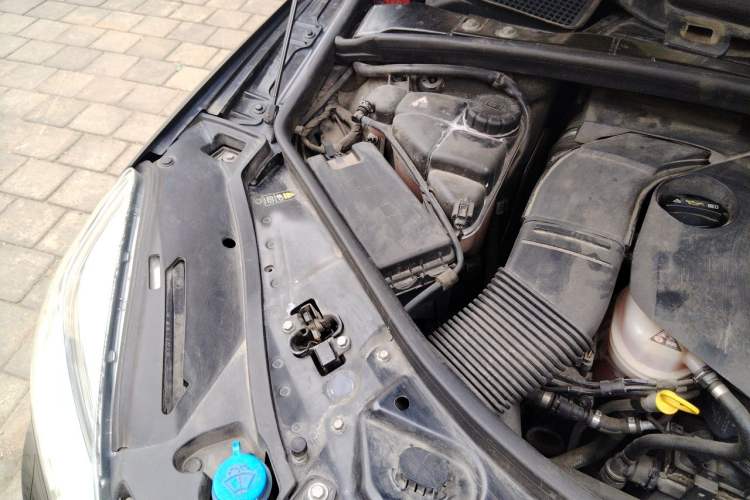 Used Mercedes-Benz R-Class 2014 R 400 4MATIC Business Model Engine Bay Right