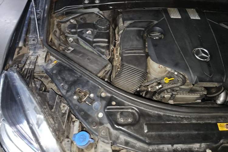 Used Mercedes-Benz R-Class 2014 R 320 4MATIC Business Model Engine Bay Right