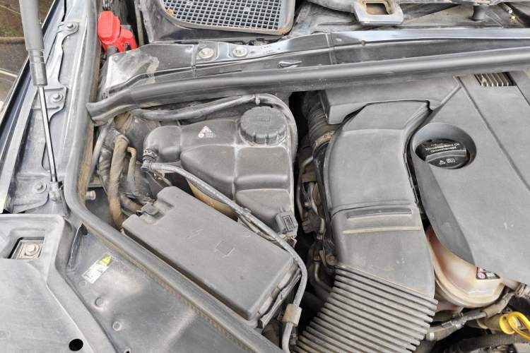 Used Mercedes-Benz R-Class 2014 R 320 4MATIC Luxury Model Engine Bay Right