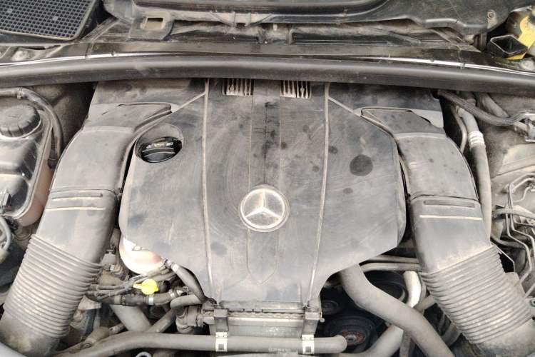 Used Mercedes-Benz R-Class 2014 R 400 4MATIC Business Model Engine Bay
