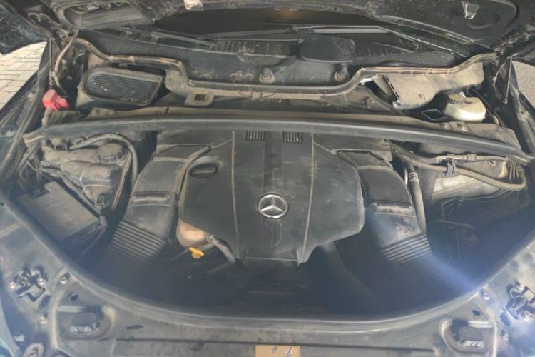 Used Mercedes-Benz R-Class 2014 R 400 4MATIC Business Model Engine Bay