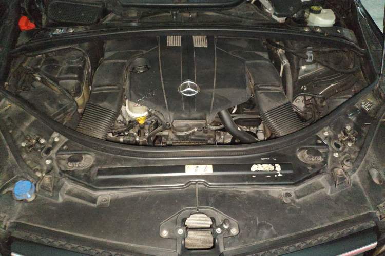 Used Mercedes-Benz R-Class 2014 R 400 4MATIC Business Model Engine Bay