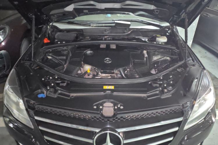 Used Mercedes-Benz R-Class 2014 R 400 4MATIC Business Model Engine Bay
