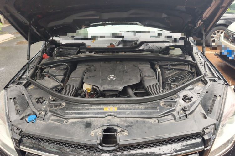 Used Mercedes-Benz R-Class 2014 R 400 4MATIC Luxury Model Engine Bay
