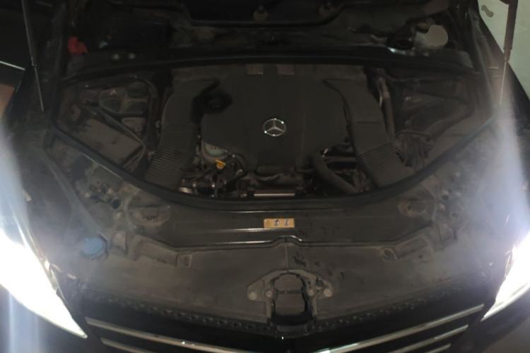 Used Mercedes-Benz R-Class 2014 R 320 4MATIC Business Model Engine Bay