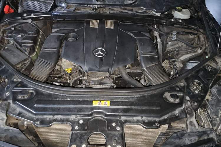 Used Mercedes-Benz R-Class 2014 R 320 4MATIC Business Model Engine Bay