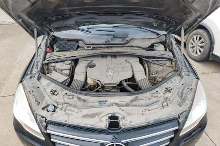 Used Mercedes-Benz R-Class 2014 R 320 4MATIC Business Model Engine Bay