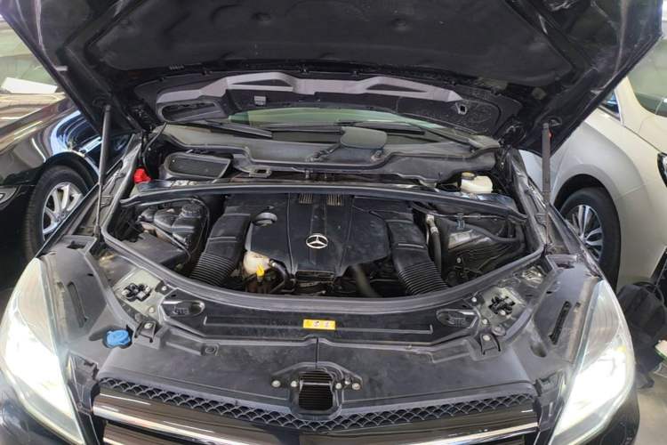 Used Mercedes-Benz R-Class 2014 R 320 4MATIC Business Model Engine Bay