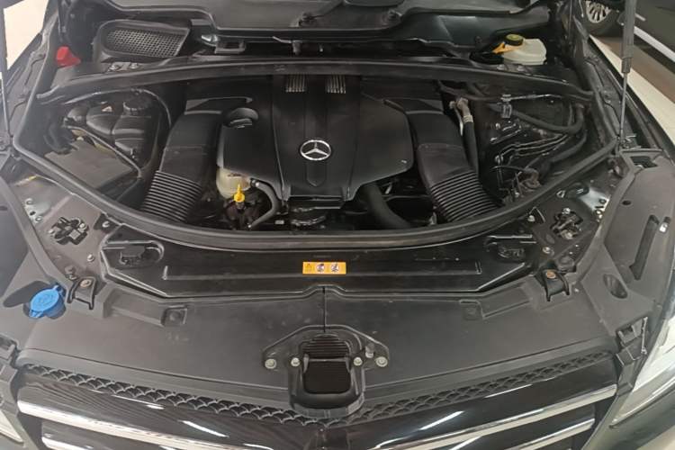 Used Mercedes-Benz R-Class 2014 R 320 4MATIC Business Model Engine Bay