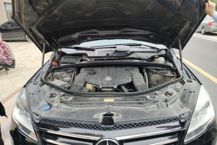 Used Mercedes-Benz R-Class 2014 R 320 4MATIC Business Model Engine Bay